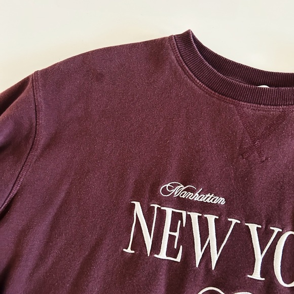 H&M New York City Burgundy Embroidered Crewneck Sweater - Size S - Picture 4 of 7